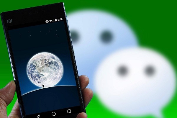 犯罪分子利用微信群控设备，以美女诱惑加好友，向用户索要红包，推荐股票，销售色情视频等骗钱